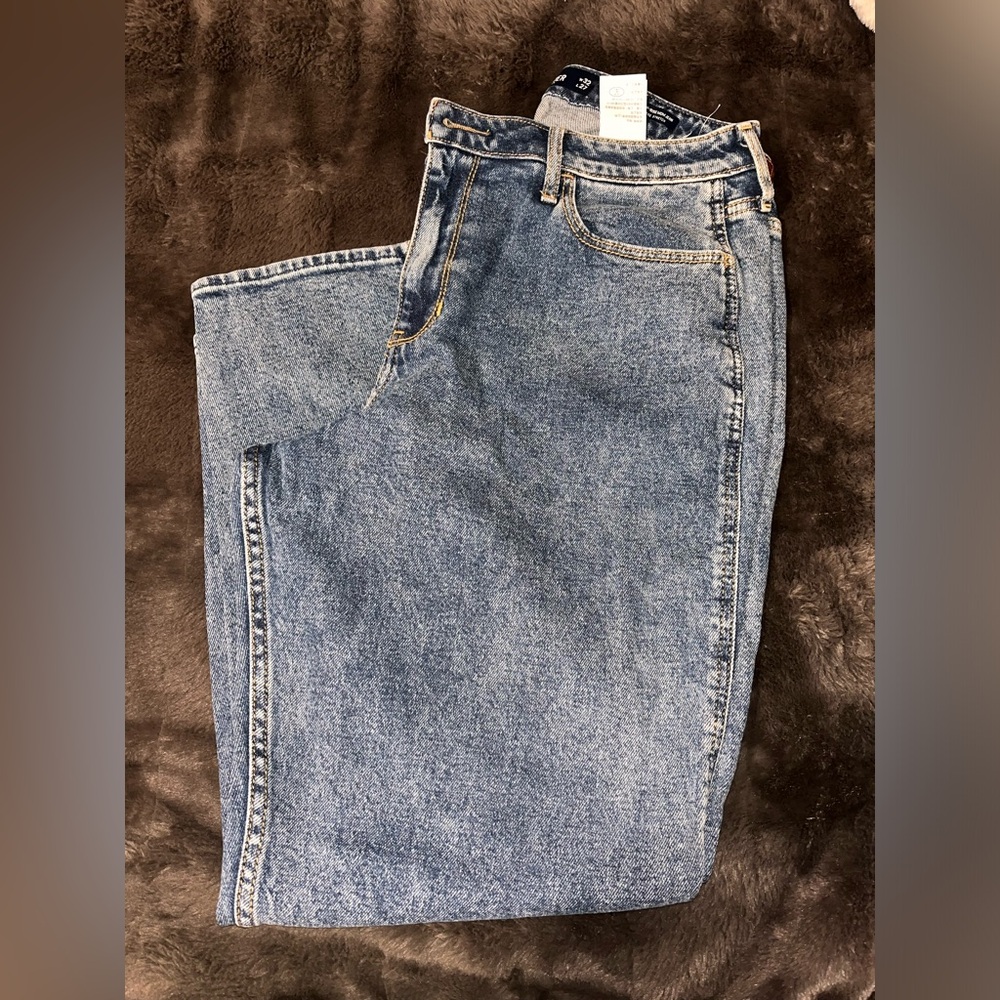 Hollister Curvy Ultra High Rise Mom Jean